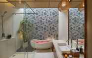 ห้องน้ำภายในห้อง 4 Sanora Villa Sanur by Ini Vie Hospitality