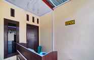 Lobby 5 OYO 90773 Shine Guest House Syariah