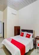 BEDROOM OYO 90773 Shine Guest House Syariah