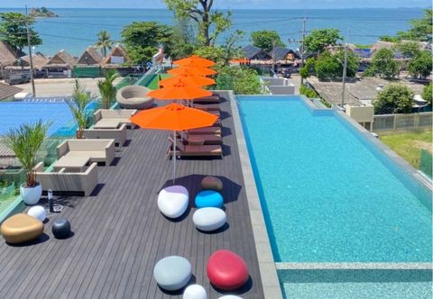 สระว่ายน้ำ The Poem Hotel