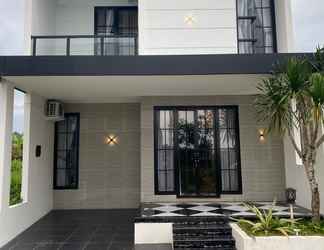 Bangunan 2 Emerald Guesthouse Type Paris