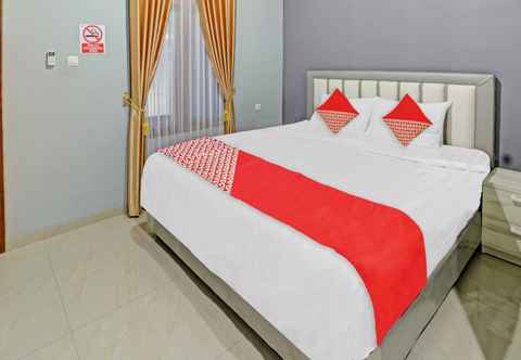 Bedroom OYO 90767 Gm Guest House