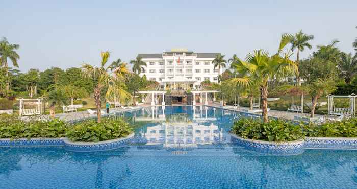 Swimming Pool La Saveur de Hoa Binh Resort