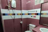 Toilet Kamar Teerada Apartment Phuket