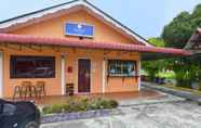 Exterior 4 OYO 90561 Awan Biru Motel