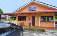 Exterior 2 OYO 90561 Awan Biru Motel