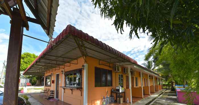 Exterior OYO 90561 Awan Biru Motel