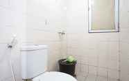 Toilet Kamar 4 City Park Apartment by Anita