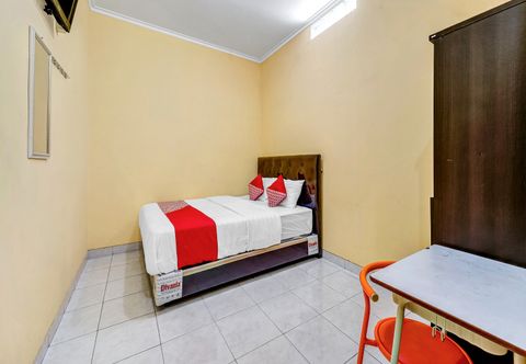 Bedroom OYO Flagship 90768 Endrayanti Inn Syariah