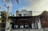 Exterior 3 OYO 90795 Gloria Residence Syariah