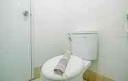 Toilet Kamar 6 Strategic and Nice 2BR at Bassura City Apartment By Travelio