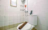 In-room Bathroom 6 Cozy Living and Minimalist 2BR at Bassura City Apartment By Travelio