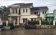 Exterior 7 OYO 90815 Guest House Putri Sariwangi Syariah