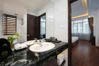 Phòng tắm bên trong Halais Hotel