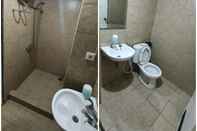 Toilet Kamar Cozy room @ Apartment Great Western Resort