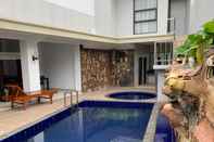 Swimming Pool Grand Manunggal Hotel
