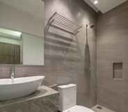 In-room Bathroom 7 Livinn Juanda Airport Surabaya