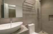 In-room Bathroom 6 Livinn Juanda Airport Surabaya