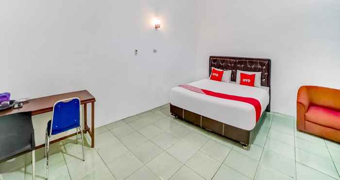 BEDROOM OYO 90834 Hotel Anugrah