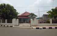 Bên ngoài 4 OYO 90865 Hotel Kusuma Purwakarta