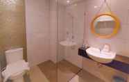 Toilet Kamar 6 RumaRuma Farvet Residence @ Ambon