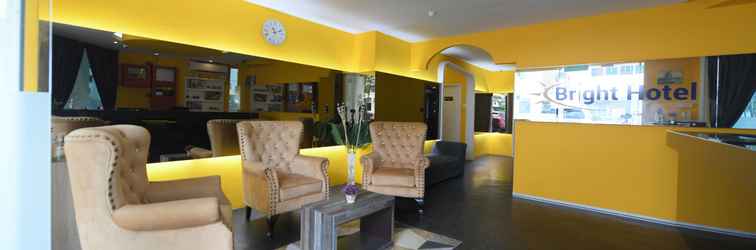 Lobi OYO 90484 Bright Hotel