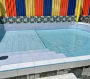 Swimming Pool 6 OYO Home 90424 Embun Homestay