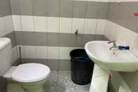 Toilet Kamar OYO Home 90424 Embun Homestay