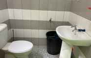 In-room Bathroom 4 OYO Home 90424 Embun Homestay