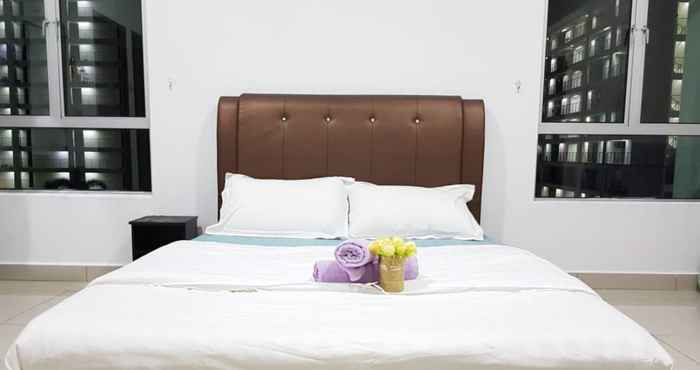 Bedroom OYO Home 90418 Suriamas Suites Condominium 1