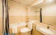 In-room Bathroom 7 Lakeside Condominium