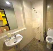 In-room Bathroom 2 Apartemen Grand Dhika City by Cheapinn