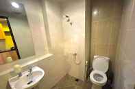 Toilet Kamar Apartemen Grand Dhika City by Cheapinn