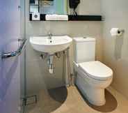 Toilet Kamar 5 Hotel Komune Living and Wellness Kuala Lumpur