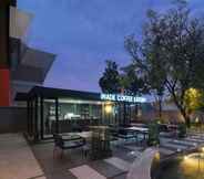 Bar, Kafe, dan Lounge 2 Nindya Biodistrict Hotel