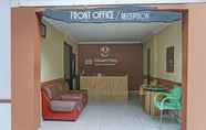 Lobby 5 OYO 90923 Makassar Cottage