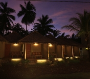 Exterior 2 Bale Karang Cottages