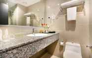 In-room Bathroom 2 Levenue Hotel