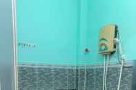 Phòng tắm bên trong Happy Hotel Binh Tan