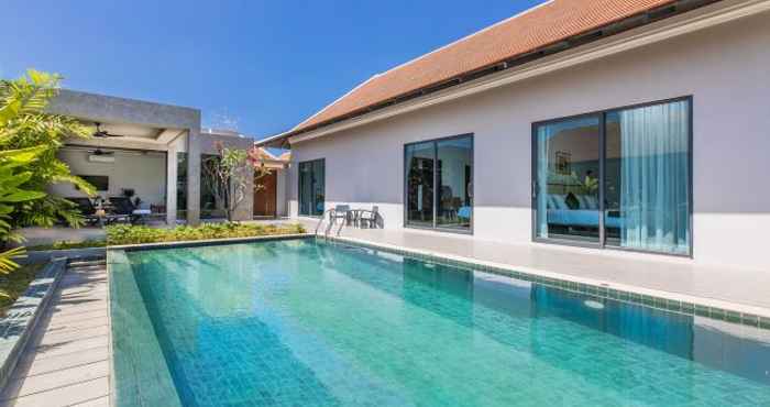 Swimming Pool Blue Boat Luxury Pool Villas