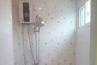 Toilet Kamar OYO 75396 Look Shine Apartment