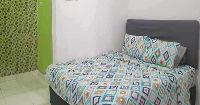 Bedroom OYO 90990 Surya Residence