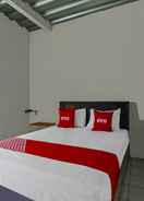 BEDROOM OYO 90809 Homestay Black Pink Merah Jambu Syariah