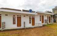 Exterior 2 OYO 90809 Homestay Black Pink Merah Jambu Syariah