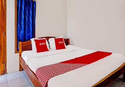 臥室 OYO 92021 Dua Putra Homestay Klayar