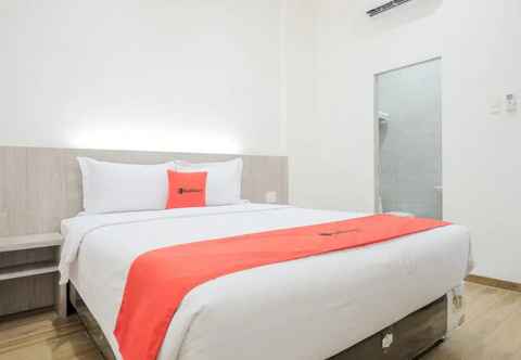 Bedroom RedDoorz Plus @ Jalan Juanda Medan