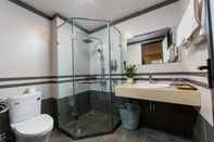 Toilet Kamar YR Hotel & Apartments