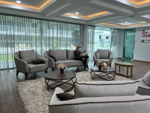 Sảnh chờ 4 Capital O 90490 Zaques Hotel
