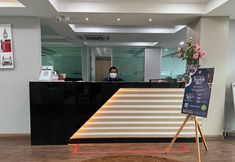 Lobi 5 Capital O 90490 Zaques Hotel