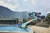 Swimming Pool Pemandian Air Panas dan Penginapan Green Suta